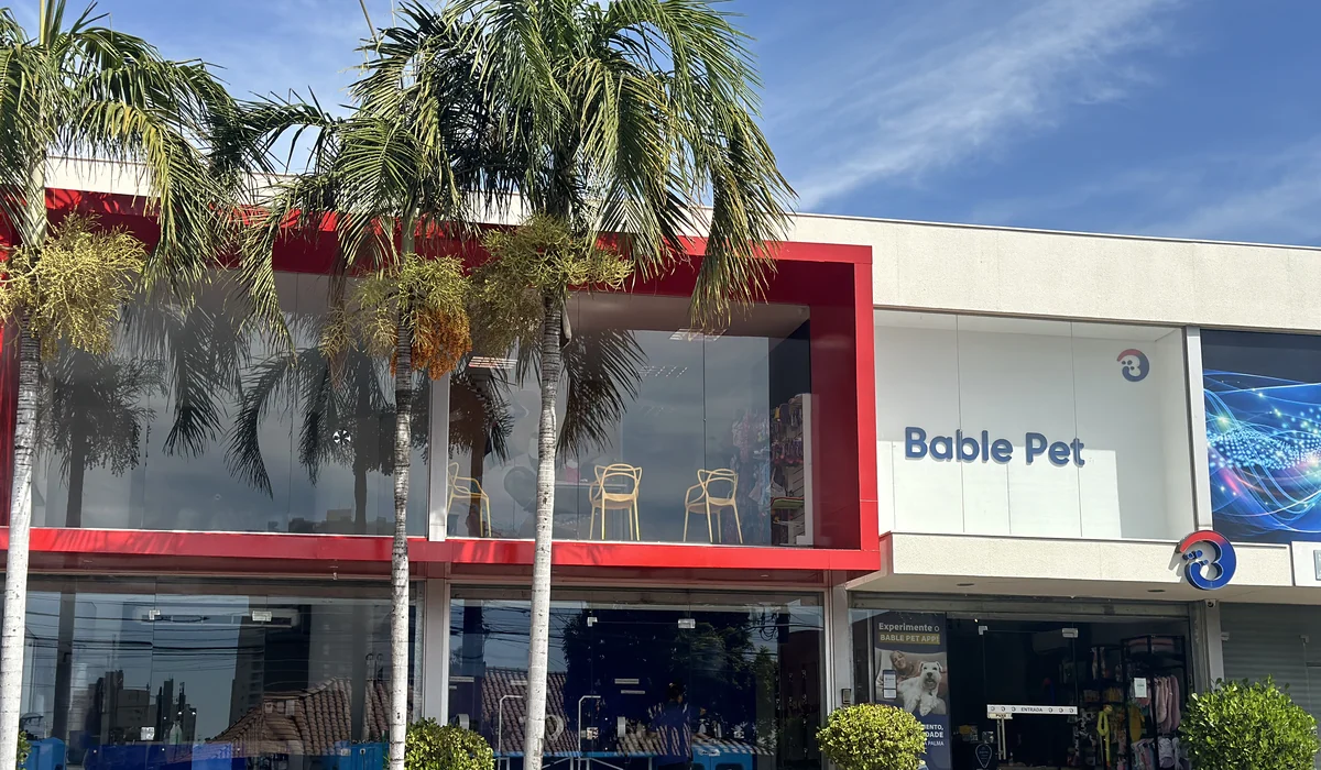 Fachada de una tienda Bable Pet de origen brasileño, con palmeras y la marca a la vista